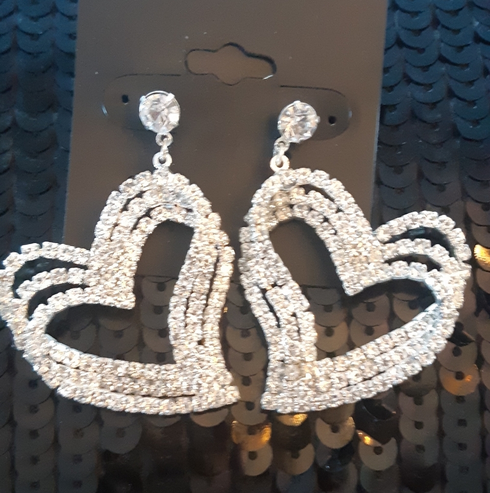 New Never Worn Pierced Sparkling Silver Rhinestone Heart Earrings